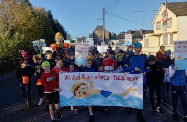 Les habitants de Templemore manifestent devant le Garda College pour demander l’accès à la piscine