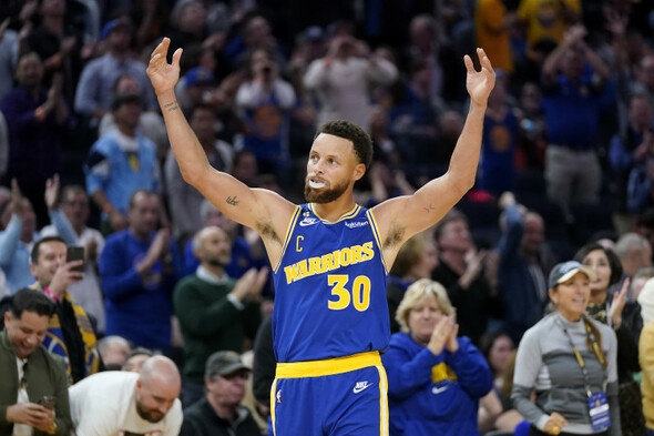 Hawks inflict first loss on Bucks, and Curry drops 47 points as he saves Warriors - Vimarsana News