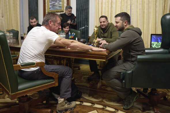 US actor Sean Penn gives Oscar award to Ukraine's president during visit to Kyiv - Vimarsana News