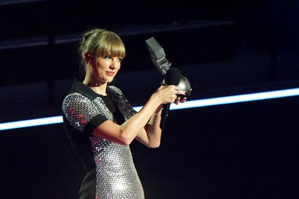 Taylor Swift triumphs at 2022 MTV Europe Music Awards as she claims top awards - Vimarsana News