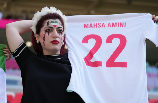 Les joueurs iraniens chantent l’hymne national avant le match contre le Pays de Galles The42