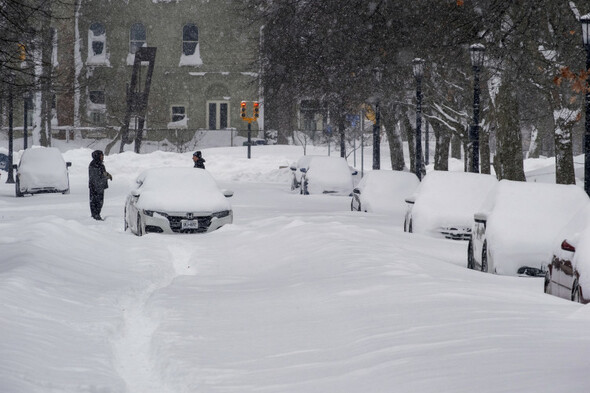 Americans dig out from 'blizzard of the century' as death toll passes 50 - Vimarsana News