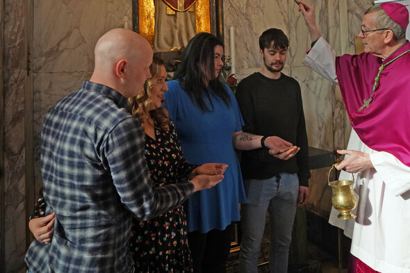 Irish couples blessed before the remains of St Valentine hear that marriage is 'like 3D glasses' - Vimarsana News