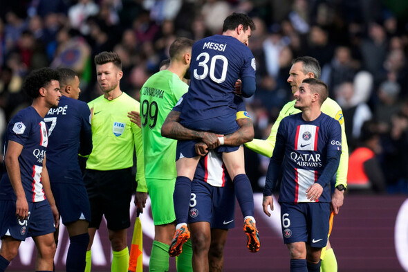 Messi snatches extraordinary win, Neymar stretchered off - Vimarsana News