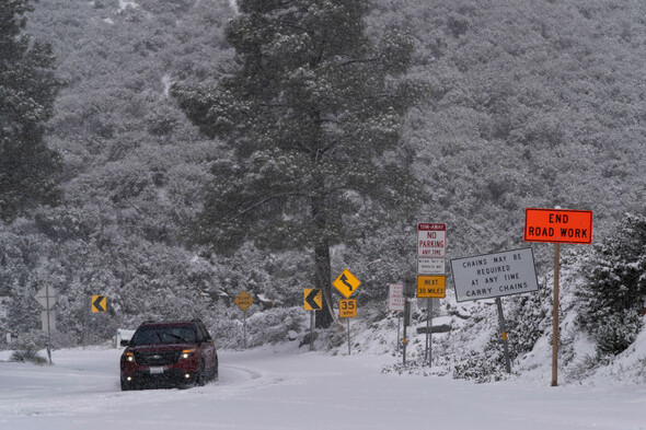 Rare winter blizzard strikes California while US East Coast basks in summer-like temperatures - Vimarsana News