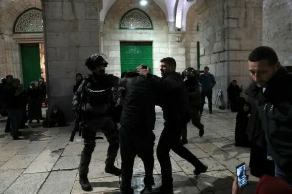 Israeli police clash with Palestinian worshippers after entering Al-Aqsa Mosque - Vimarsana News