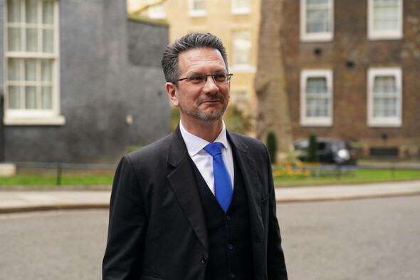 UK govt is 'extremely reluctant' to reintroduce direct rule for Northern Ireland, minister says - Vimarsana News