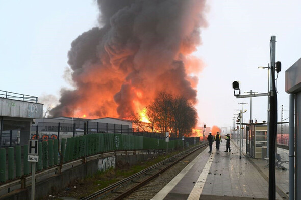 Large fire in Hamburg sparks public safety alert and hits train services - Vimarsana News
