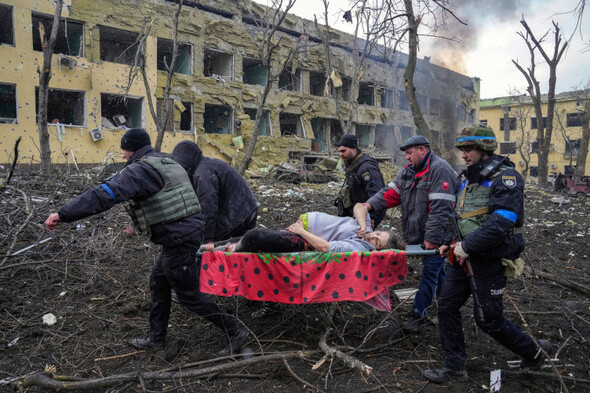 Harrowing image of dying pregnant Ukrainian woman named World Press Photo of Year - Vimarsana News