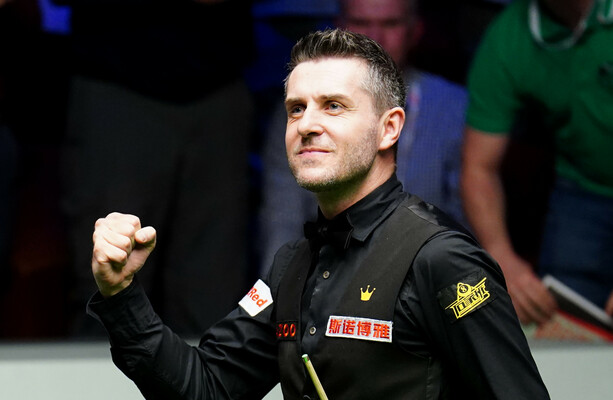 Mark Selby leaves it late to seal place in world final after tense thriller