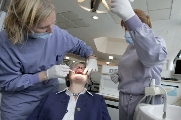 Dentists pass no confidence vote in Donnelly as one in six wait three months for appointment - Vimarsana News