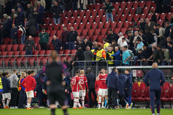 West Ham players climb hoardings as AZ supporters confront families after match - Vimarsana News