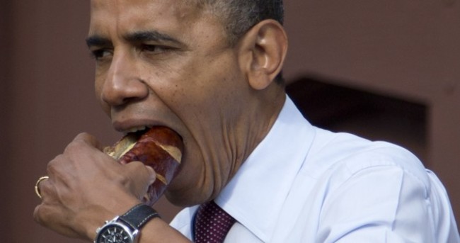 Pics: How to eat a hot dog like the world's most powerful man