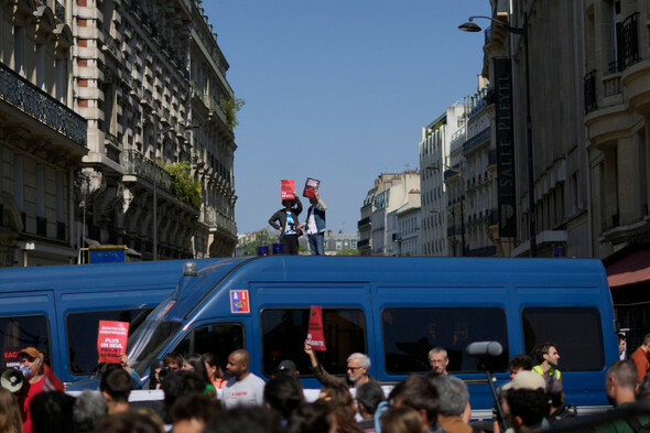 Climate protesters sprayed with tear gas at TotalEnergies shareholder meeting in Paris - Vimarsana News