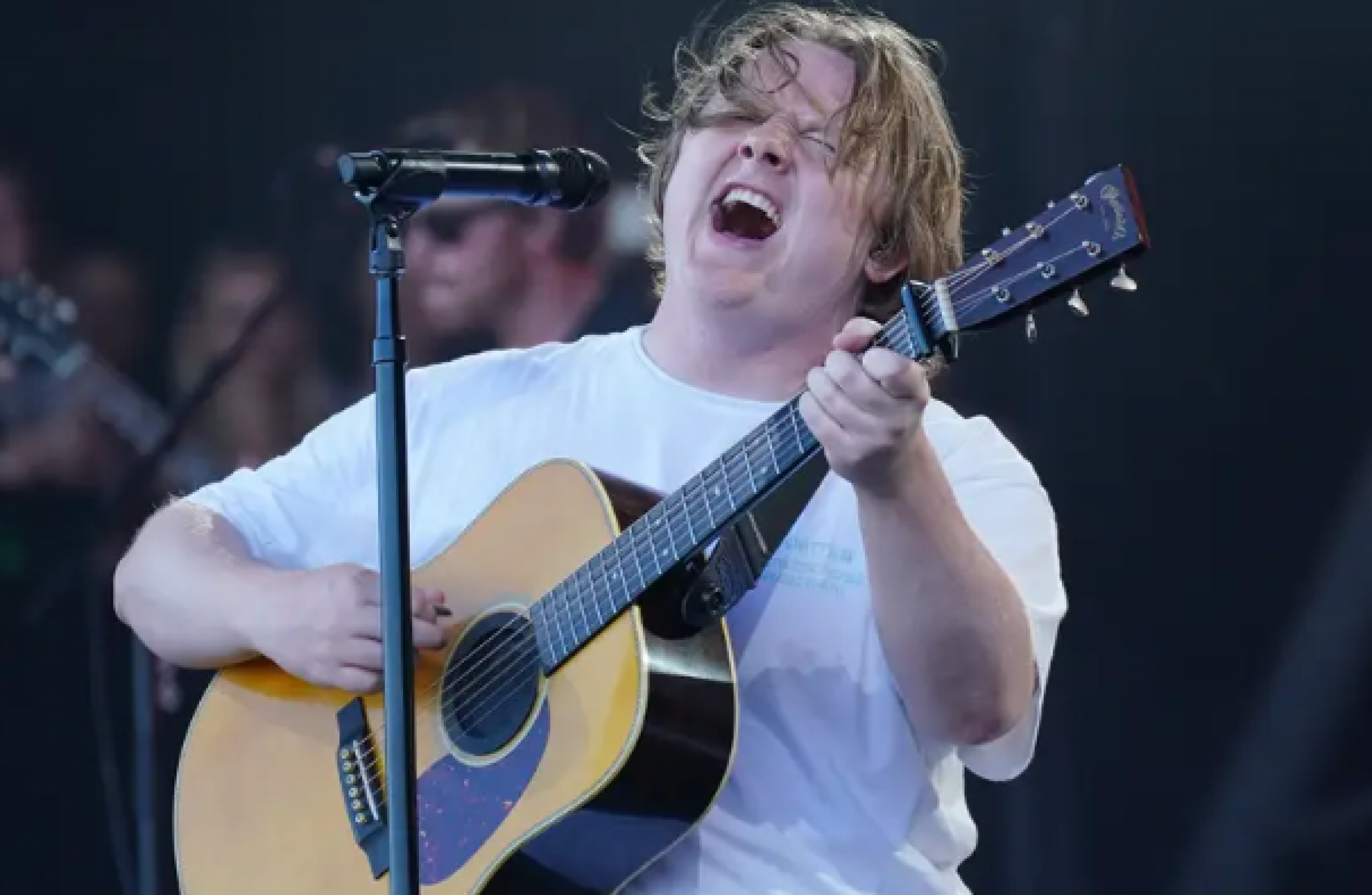 Glastonbury's crowd carries Lewis Capaldi through voice issues - Vimarsana News