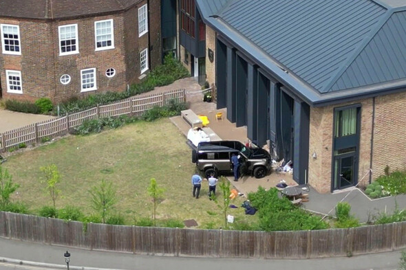 Eight-year-old girl and woman in her 40s in critical condition after Wimbledon school car crash - Vimarsana News