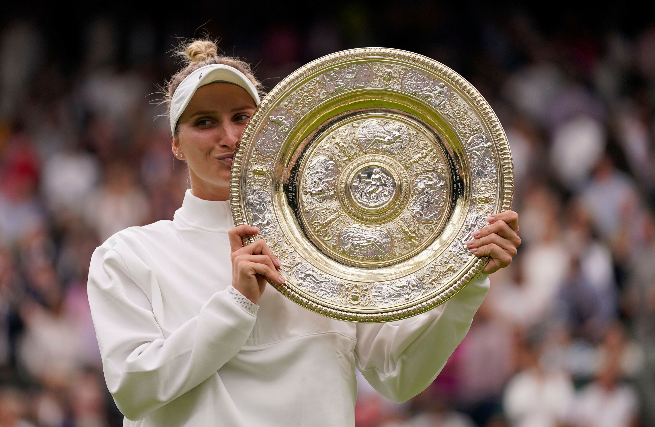 Vondrousova becomes first unseeded woman to win Wimbledon in Open era - Vimarsana News