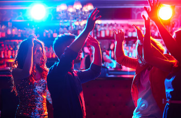 people dancing in a night club enjoying themselves Stock Photo - Alamy