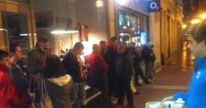 Photo: Irish Apple fans queue up to get the iPhone 5