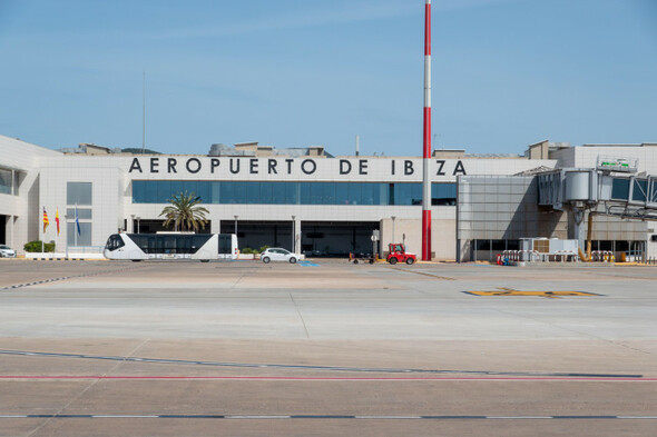 Irishman arrested in Ibiza after drugs detected in his suitcase - Vimarsana News