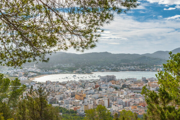 Irishman found dead in Ibiza hotel - Vimarsana News