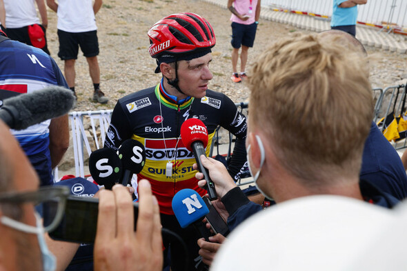 Defending Vuelta champ Evenepoel surrenders red jersey to Martinez - Vimarsana News