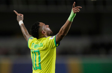 Neymar ties Pele's World Cup scoring record with Brazil