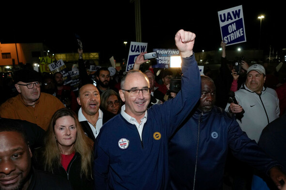 More than 12,000 workers taking part in 'historic' strike at 'Big Three' car companies in the US - Vimarsana News