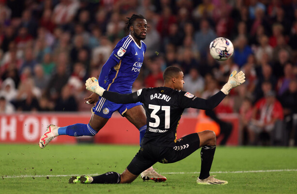 Bazunu concède quatre buts contre Leicester City et Aaron Connolly marque pour sauver Hull