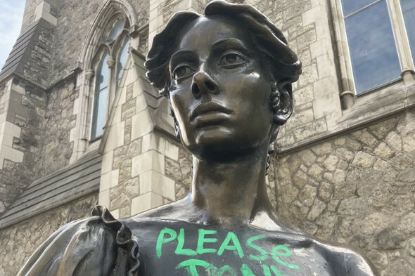 'Please don't' message painted on Molly Malone statue - but tourists undeterred - Vimarsana News