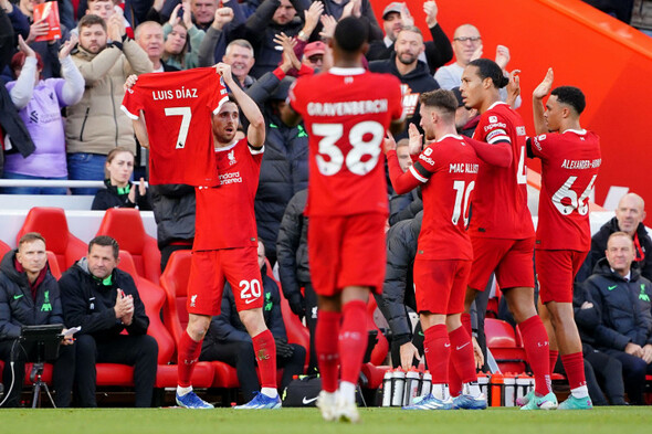 Liverpool show support for Luis Diaz in 3-0 victory over Nottingham Forest - Vimarsana News