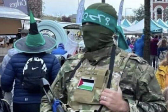 PSNI cast doubt on photo of man dressed as Palestinian militant walking through Derry - Vimarsana News
