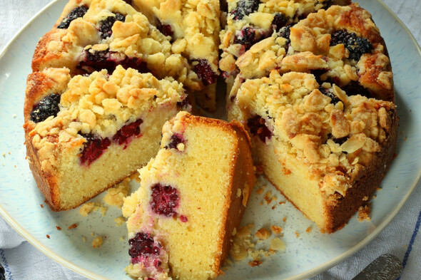 Recipes: Lemon drizzle and blackberry crumble cakes to warm you up in the cold - Vimarsana News