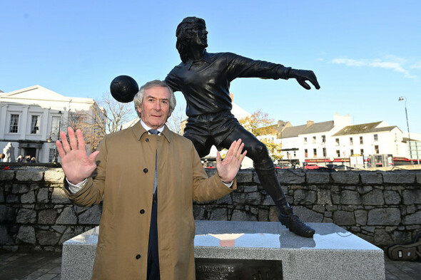Pat Jennings attends statue unveiling in Newry two days after being taken to hospital - Vimarsana News