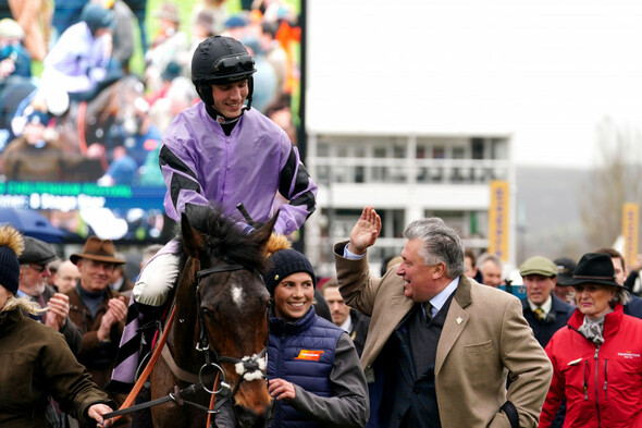 Stage Star survives late scare to claim Paddy Power glory - Vimarsana News