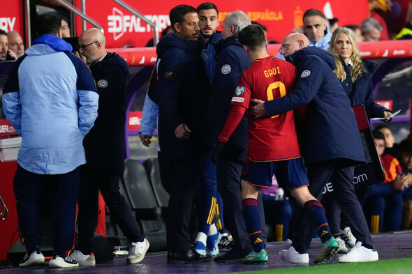 Barcelona teenager leaves the field in tears after 'serious injury' - Vimarsana News