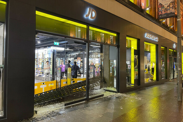 Rioters smashing shop windows and looting clothes in Dublin City Centre - Vimarsana News