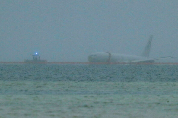 US Navy investigating flight data of military plane that overshot runway in Hawaii - Vimarsana News