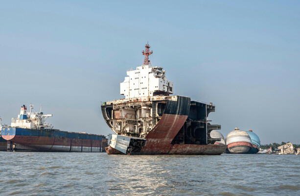 Navires appartenant à une société irlandaise dans le cadre d’un accord financier vendus et démolis sur des plages en Inde et au Bangladesh