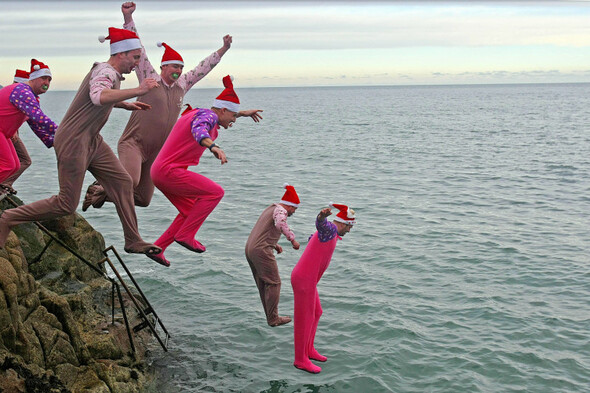 Calls to expand government water testing as thousands flock for Christmas Day swims - Vimarsana News