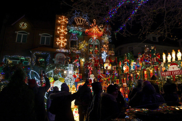 Sitdown Sunday: The house with over 720,000 Christmas lights - Vimarsana News