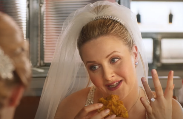 La publicité de KFC montrant une mariée mangeant du poulet frit « malsain » tombe sous le coup du chien de garde de la publicité