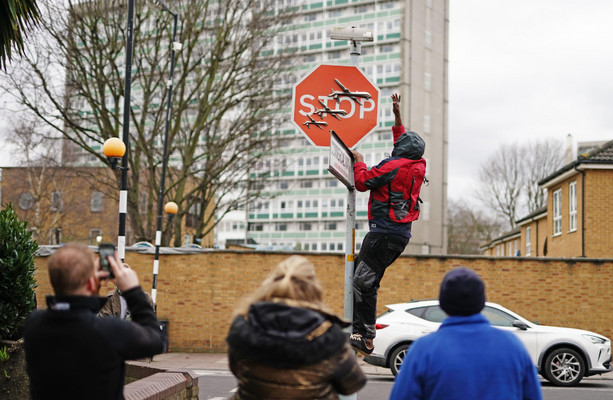 Un homme arrêté pour vol et dommages criminels après le retrait d’une œuvre d’art de Banksy à Londres