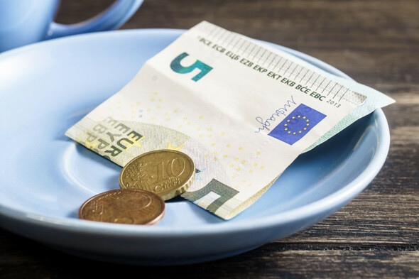 New on-the-spot fines for businesses that breach rules on giving tips to staff to be introduced - Vimarsana News