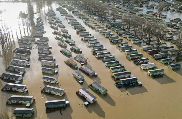 Un automobiliste est tué par la chute d'un arbre alors que la tempête Henk frappe le Royaume-Uni avec des vents de 140 kilomètres par heure.