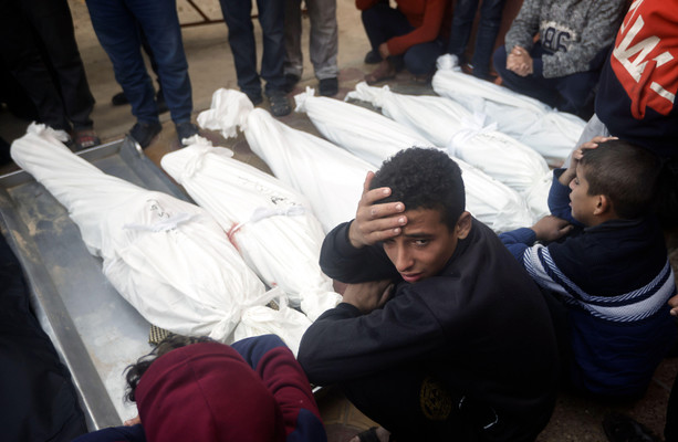 Une frappe aérienne tue 12 personnes, pour la plupart des enfants, dans la zone de Gaza qu’Israël a déclarée « zone de sécurité ».