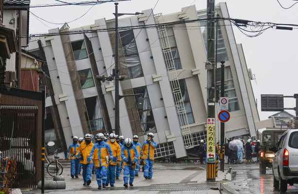 Женщину лет 90 вытащили живой из-под завалов через пять дней после смертельного землетрясения в Японии.