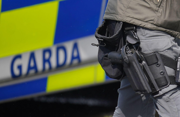 Gardaí armé en patrouille à Corduff alors que les tensions restent vives après la fusillade de la veille de Noël