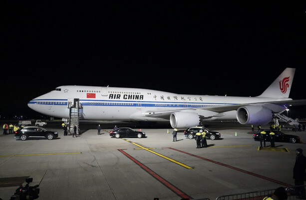 史上最大の旅客機がダブリン空港に着陸するのを見ようとスポッターが群がる
