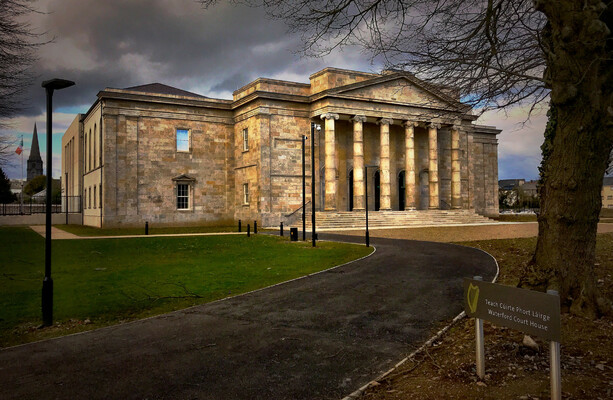 Un sergent de police est accusé d'avoir agressé un suspect et d'avoir tenté de perturber le cours de la justice.